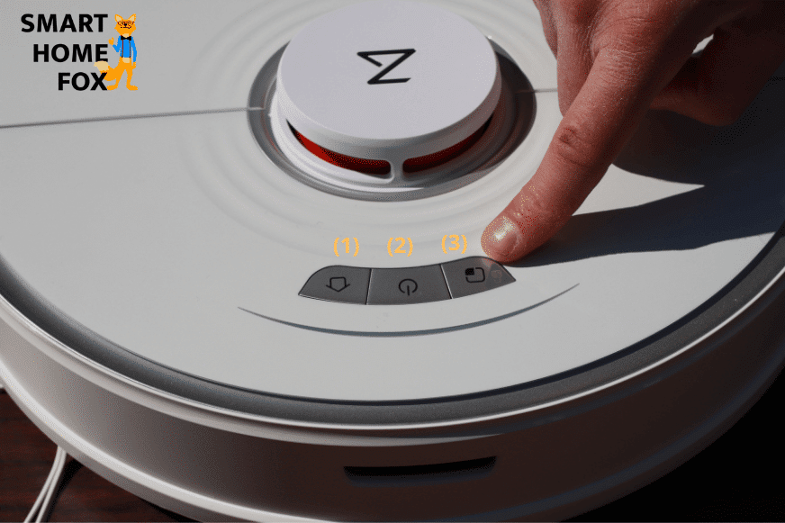 Close up of the Roborock S7’s control buttons